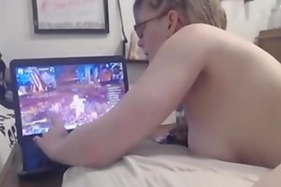 Gamer girl gets fucked doggystyle & creampied