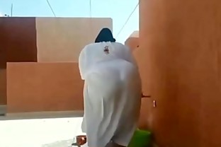 Une marocaine fait la fête avec  son gros Cut au rythme d'une chanson
